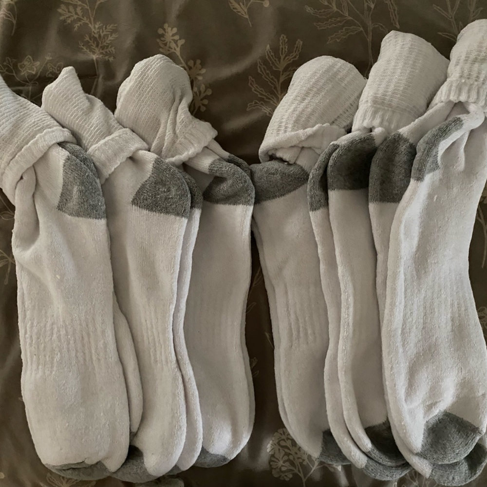 Six pair men’s crew white socks.